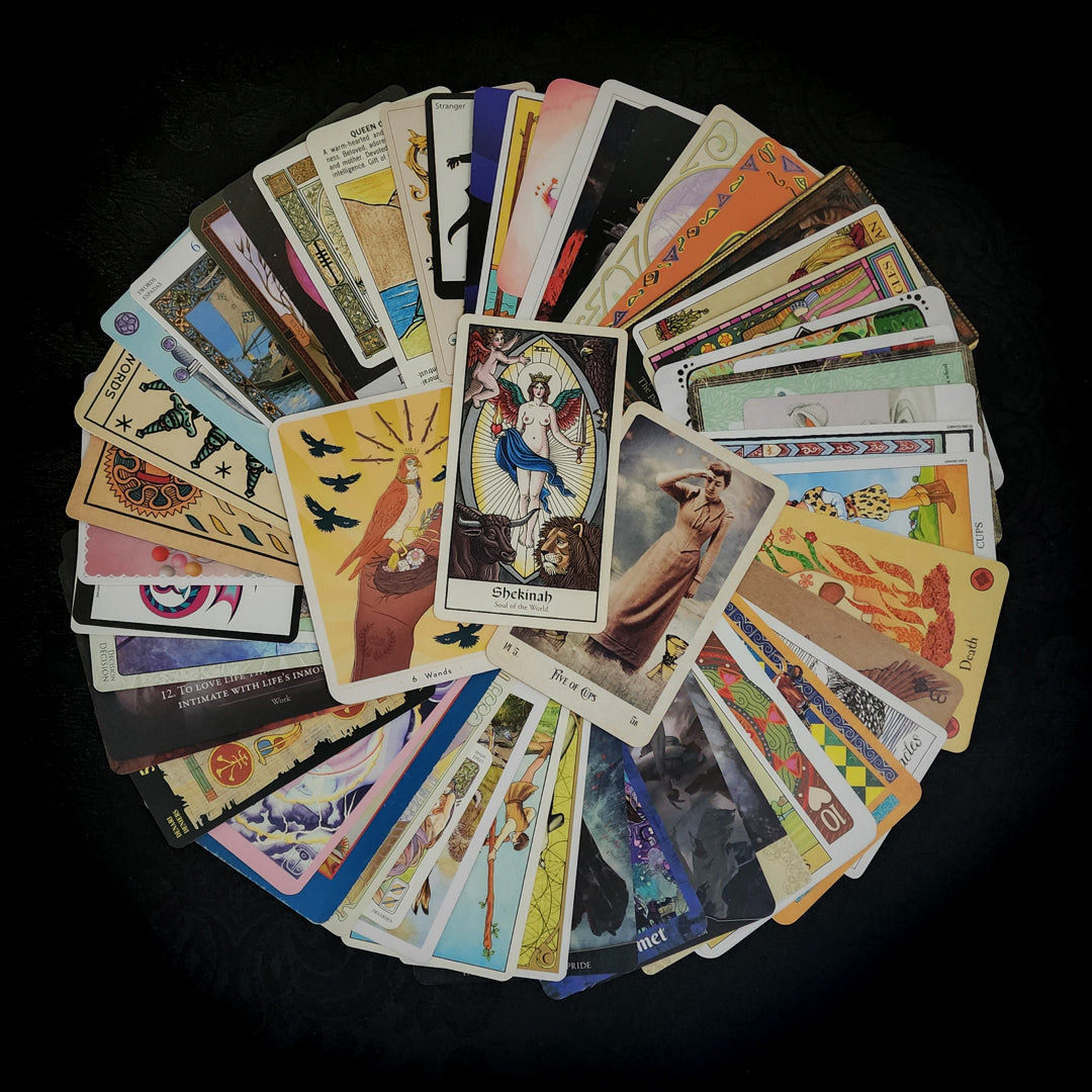 Collection mixte de tarots et oracles Velours magenta 50 cartes
